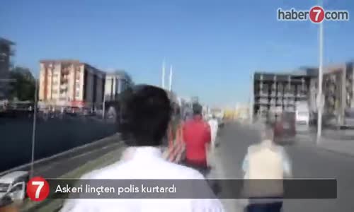 Askeri linçten polis kurtardı