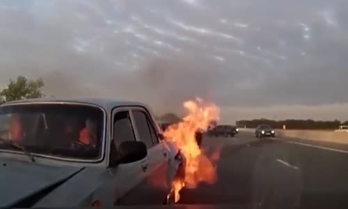 Ayağıyla Kırdığı Camdan Yanan Aracın İçindeki İnsanları Kurtaran Kahraman Amca