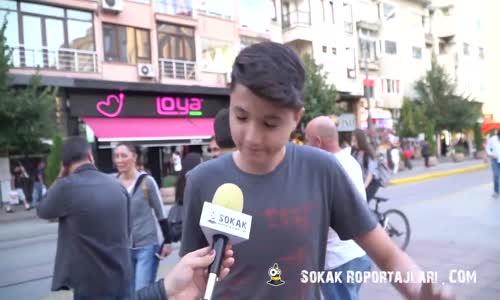 Sokaktaki İnsanlar  Bir Dans Figürü Gösteriyor