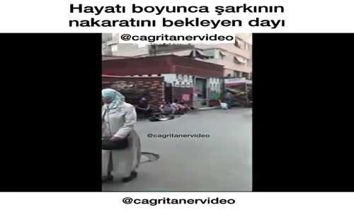 Sokakta Islak Islak Şarkısının Söyleyen Yaşlı Amca