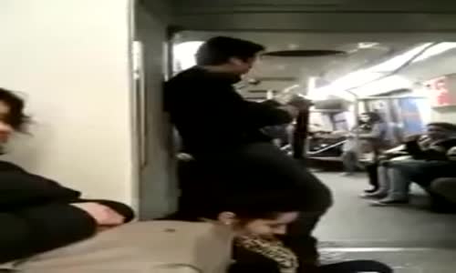 Metroda Mala Bağlayan Adam