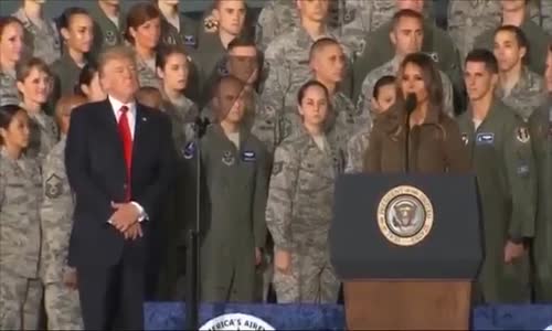 Trump Eşinin Elini Sıkıp Sahnenin Dışına Yolladı