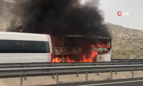 Şanlıurfa'da yolcu otobüsü alev alev yandı