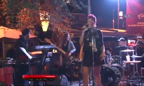 Maya Azucena'dan Uzun İnce Bir Yoldayım Türküsü