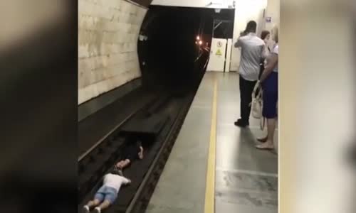 Hızla Gelen Metronun Önüne Yatmak