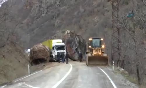 Tırı İğne Deliğinden Geçiren Şoför