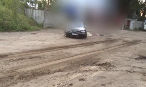 Audi İle Drift Yapmaya Çalışan Genç