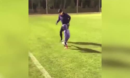 Yıldız Futbolcu Oğlunu Ağlatana Kadar Bacak Arası Attı