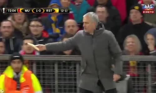 Mourinho'nun Maç Sırasında Oyuncusuna Muz Yedirmesi