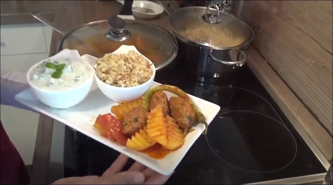 Tencerede Köfte Patates ve Şehriyeli Tereyağlı Bulgur Pilavı Tarifi 