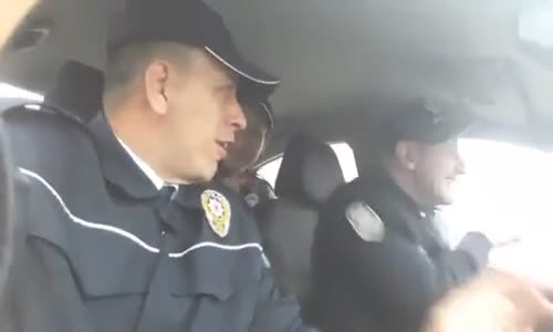 Polis Arabasında Dansla Kopan Polisler