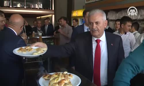 Başbakan Yıldırım, Esnafı Ziyaret Etti Ve Vatandaşlarla Sohbet Etti