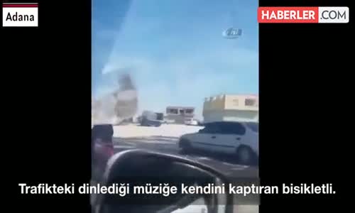 Bisiklet Sürerken Kendini Müziğin Ritmine Kaptıran Çılgın Amca