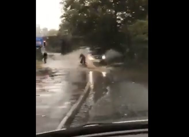 Yolda Giden Araba Bisikletli Çocuğa Banyo Yaptırıyor