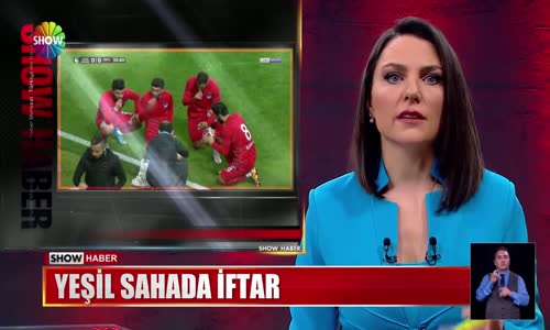 Futbolcular sahada oruç açtı