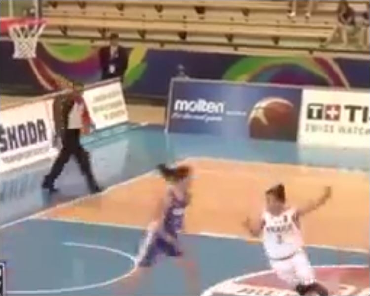 Kadınlar Basketbol Oynamayı Bıraksın