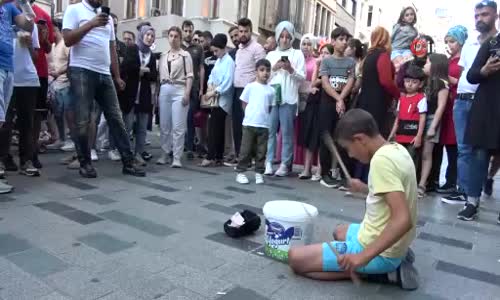 Yoğurt kabıyla bateri çalan çocuğa yoğun ilgi 