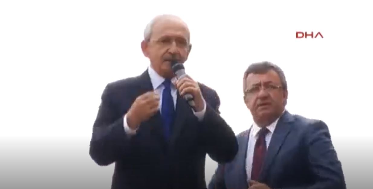 Kılıçdaroğlu'nu Dinleyen Küçük Kız Sosyal Medyayı Salladı!