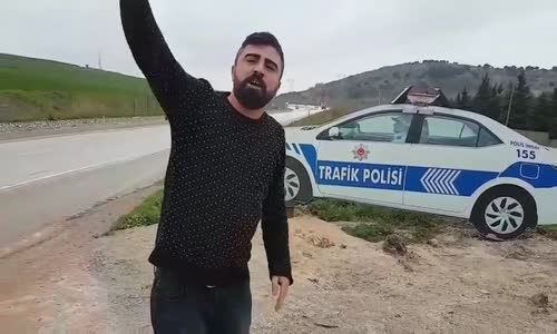 Polis Arabası Maketini Gerçek Sanıp Bir Buçuk Saat Gitmesini Bekleyen Abimiz 