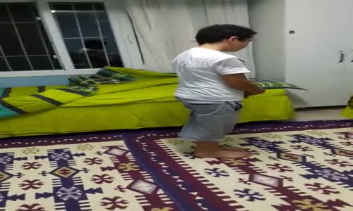 Uykusunda Namaz Kılan Çocuk