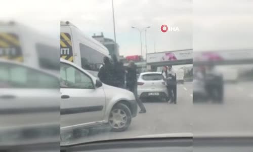 Maltepe’de yol verme kavgasında tekmeler yumruklar havada uçuştu 