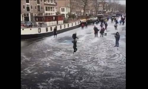 Donmuş Kanalda Yeteneğini Sergileyen Kadın