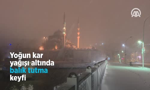 Yoğun Kar Yağışı Altında Balık Tutma Keyfi