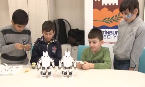 Bu Robot Zeybek Oynuyor