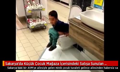 Sakarya'da Mağaza İçerisinde Satışa Sunulan Klozete Tuvaletini Yapan Çocuk