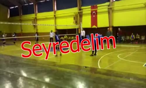 Voleybol Macında Amcanın İlginç Sesi