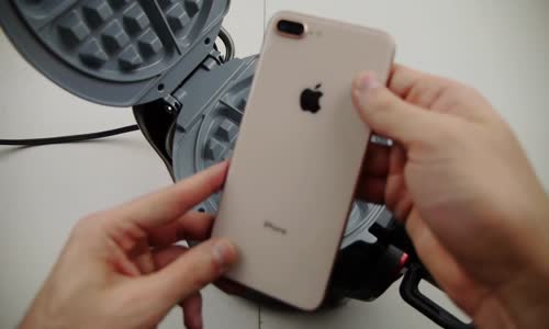 iPhone 8'in Waffle Makinesi ile İmtihanı