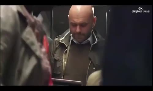 Sadece Kahkaha Atarak Tüm Metroyu Güldüren Adam