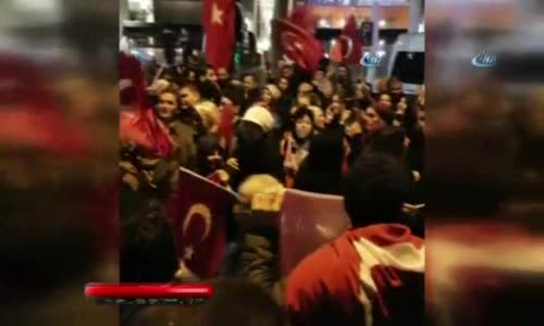 Hollanda'da Türk Vatandaşlarından Konsolosluk Önünde Protesto