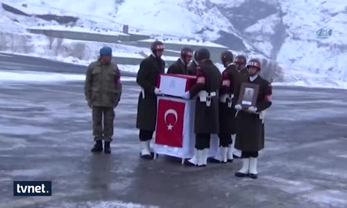 Mehmetçik Çukurca Şehidine Veda Etmek İçin Böyle Koştu