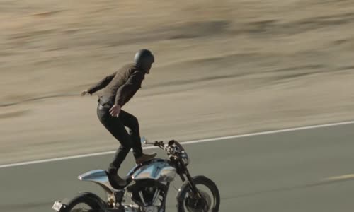 Squarespace'ten Keanu Reeves'in Motor Üzerinde Olduğu Super Bowl Reklamı