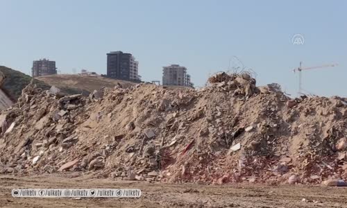 Depremde Yıkılan Binaların Molozlar Sahiplerinin İncelenmesi İçin Güvenli Alana Götürüldü 