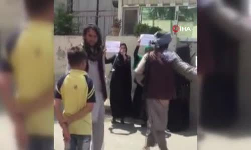 Afganistan'da 4 kadın Taliban'ı protesto etti 