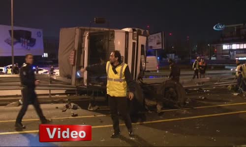 E-5'de Tır Devrildi Çift Yönlü Trafik Durdu