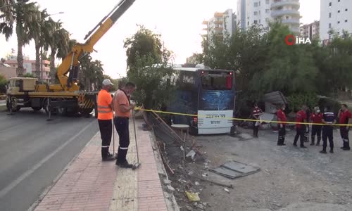 Silifke’de Yolcu Otobüsü Şarampole Yuvarlandı- 33 Yaralı