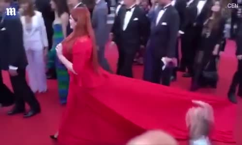 Cannes'da Eteğine Basılıp İç Çamaşırı ile Kalan Manken