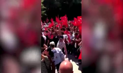 İzmir Marşıyla Dans Eden Adamın Kendinden Geçmesi