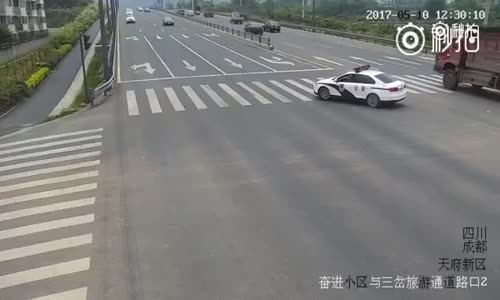 Yaşlı Bir Adamı Karşıdan Karşıya Geçirmek İçin Trafiği Durduran Polis