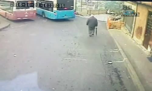 Halk Otobüsü Durağa Böyle Daldı