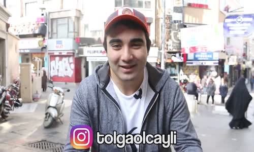 Tolga Olçaylı'nın Sokak Ortasında Makyaj Yapması