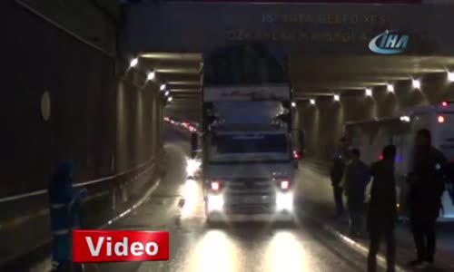 Alt Geçitte Sıkışan Kamyon Trafiği Felç Etti