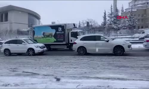 Bağcılar TEM Bağlantı Yolu'nda Kalan Araçları Trafik Polisleri İtti