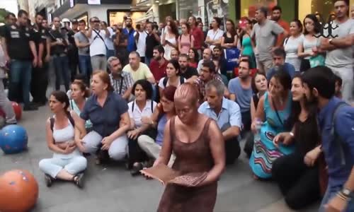 Polisin Sanatçıyı Heykel Zannetmesi