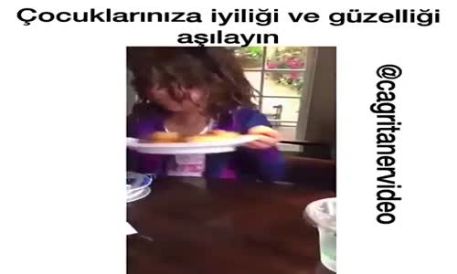 Evsiz Adama Yemek Veren Altın Kalpli Kız