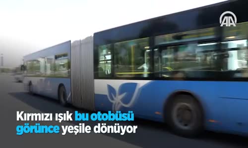 Kırmızı Işık Bu Otobüsü Görünce Yeşile Dönüyor