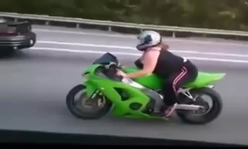 Şişko Kadın Kawasaki Sürüyor